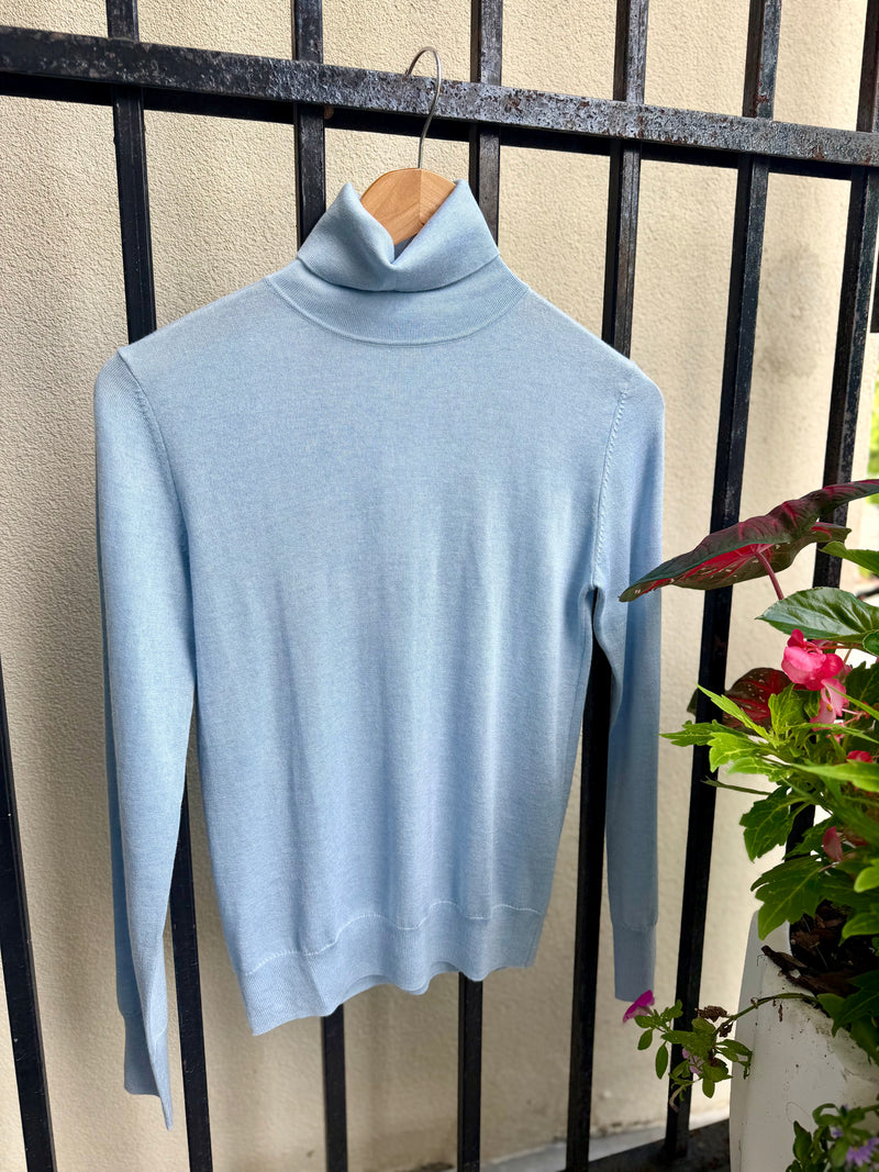LFSE6-286-kinross-cashmere-fitted-turtleneck-knit-top-in-horizon-1