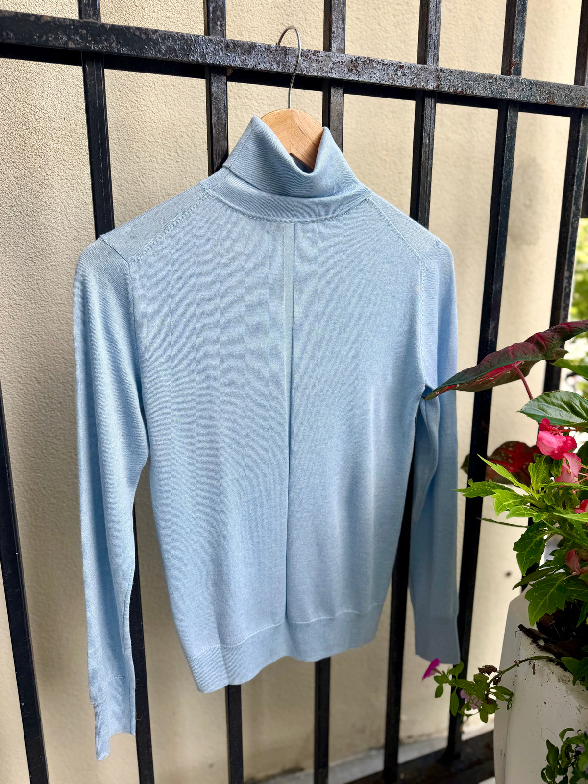 LFSE6-286-kinross-cashmere-fitted-turtleneck-knit-top-in-horizon-1