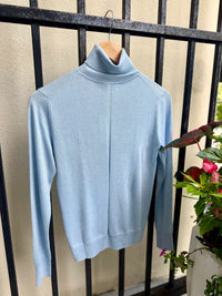 LFSE6-286-kinross-cashmere-fitted-turtleneck-knit-top-in-horizon-1