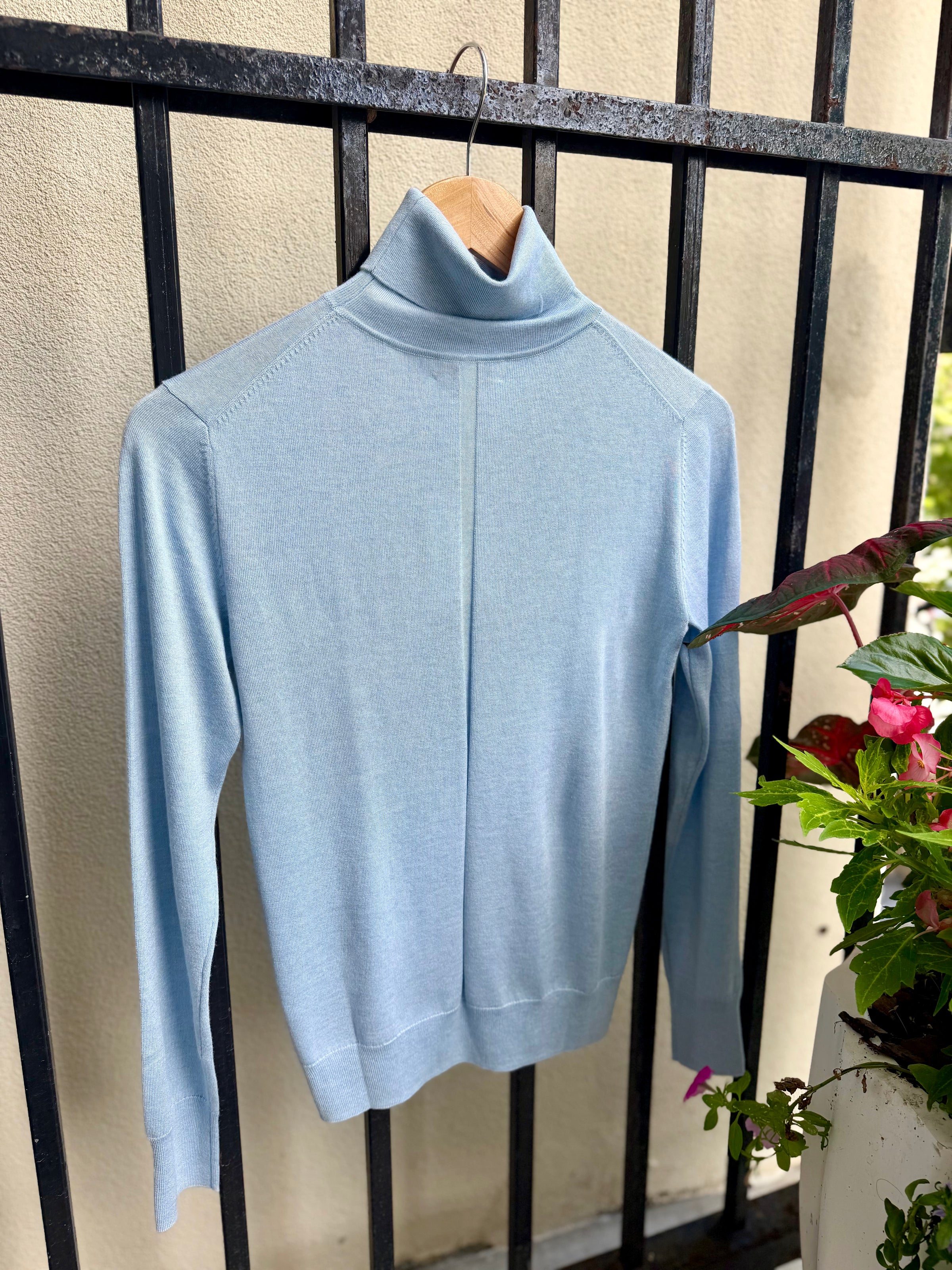 LFSE6-286-kinross-cashmere-fitted-turtleneck-knit-top-in-horizon-1