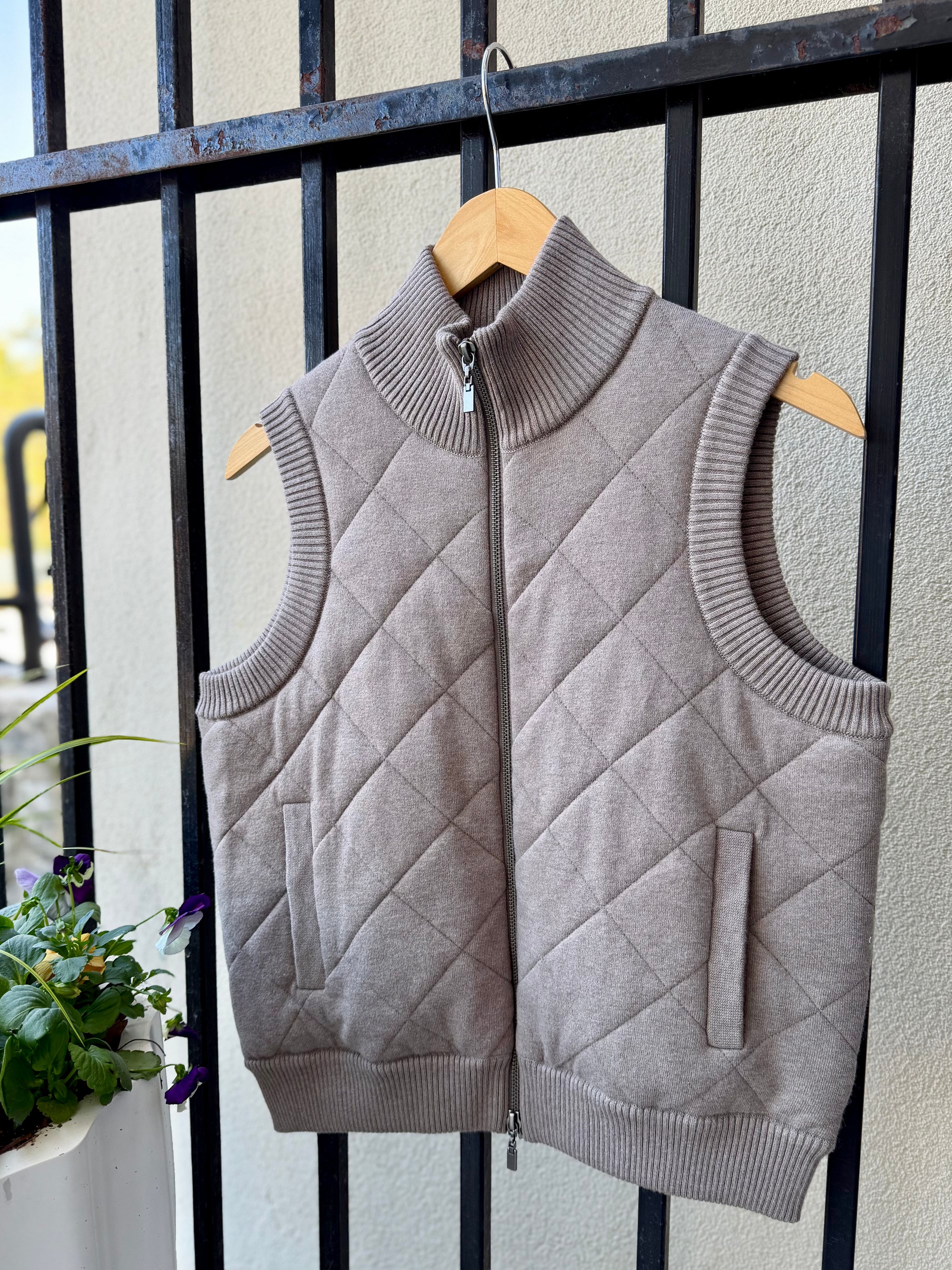 LRSD5-203-kinross-cashmere-reversible-quilted-zip-vest-in-coco-1