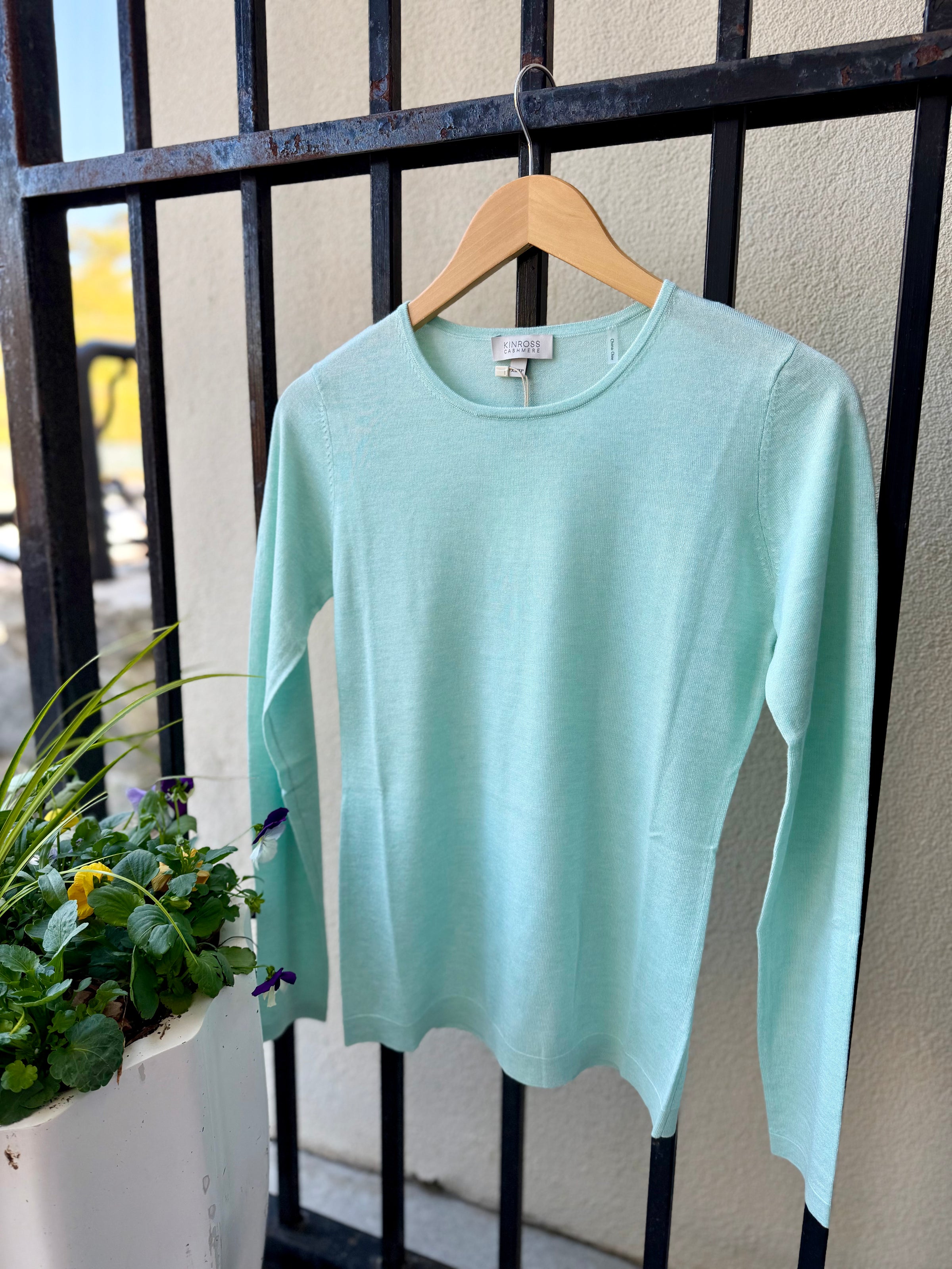 LRSE3-199-kinross-cashmere-long-sleeve-crew-knit-top-in-seaglass-1