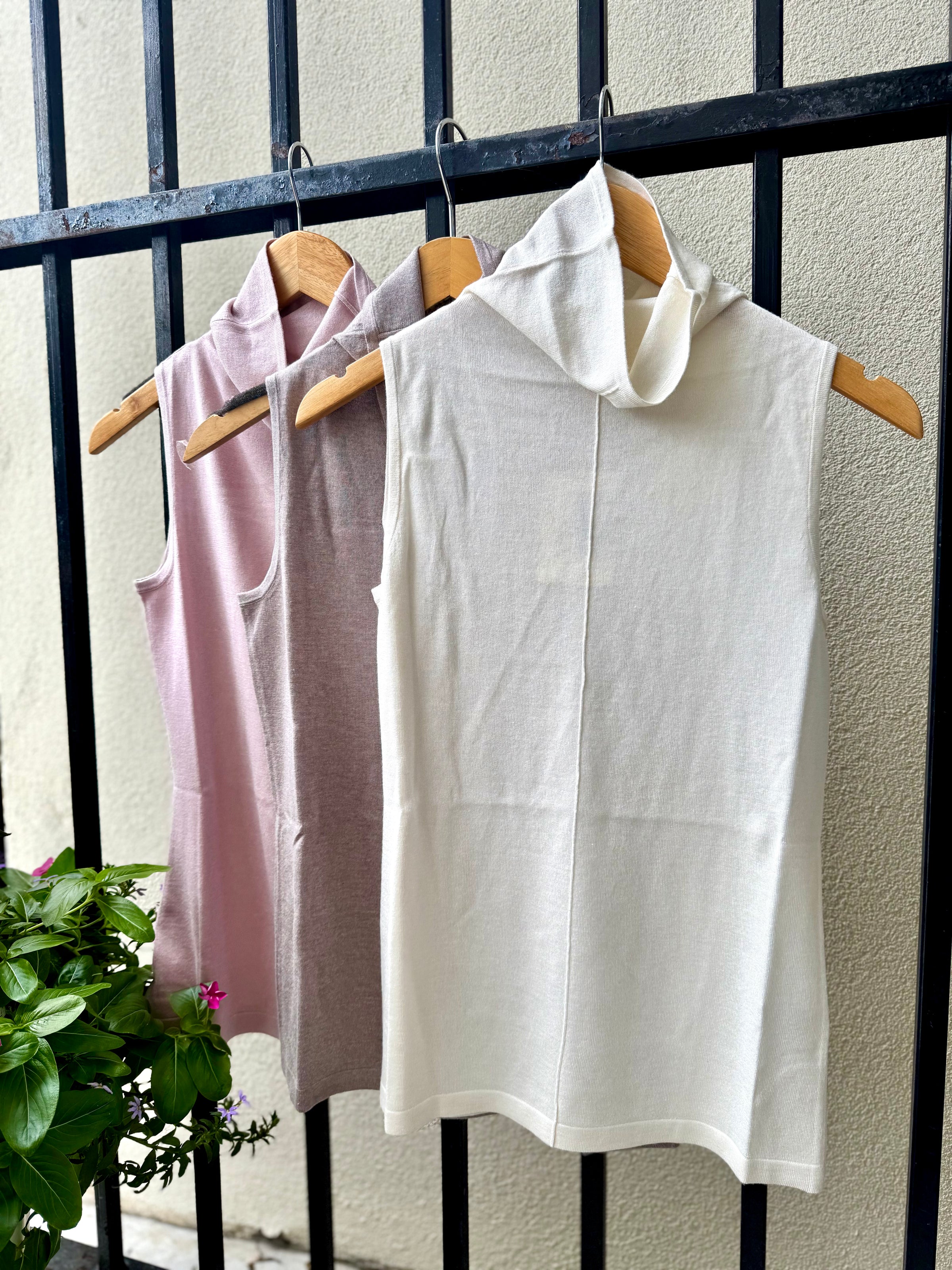 LRSE3-200-kinross-cashmere-sleeveless-seamed-funnel-top-in-ballet-taupe-ivory-1