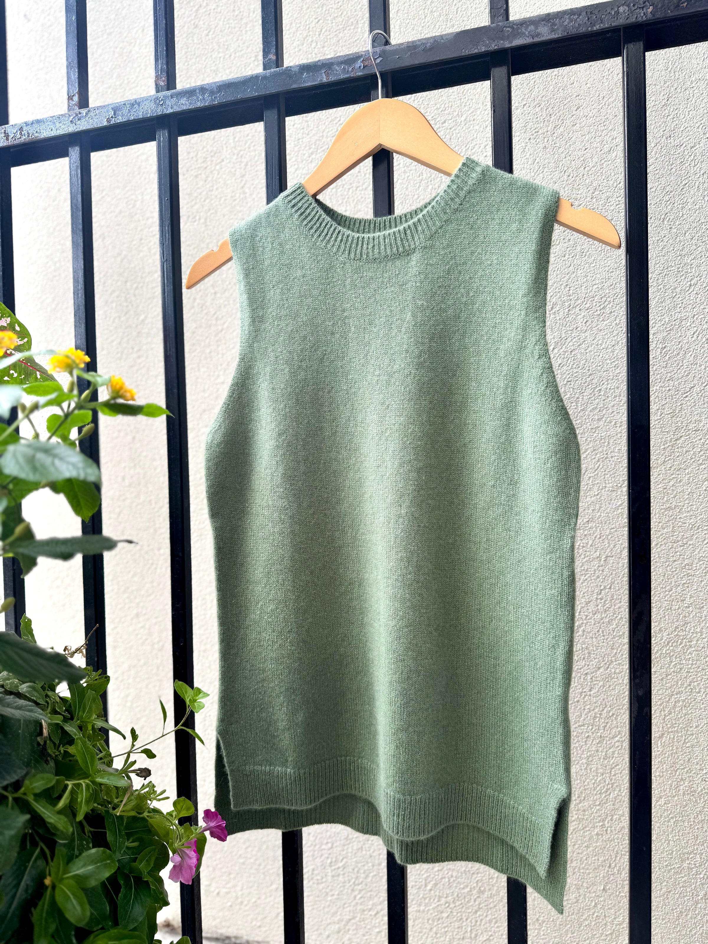 MCM5018-rose-and-crown-sleeveless-cashmere-sweater-olive-1