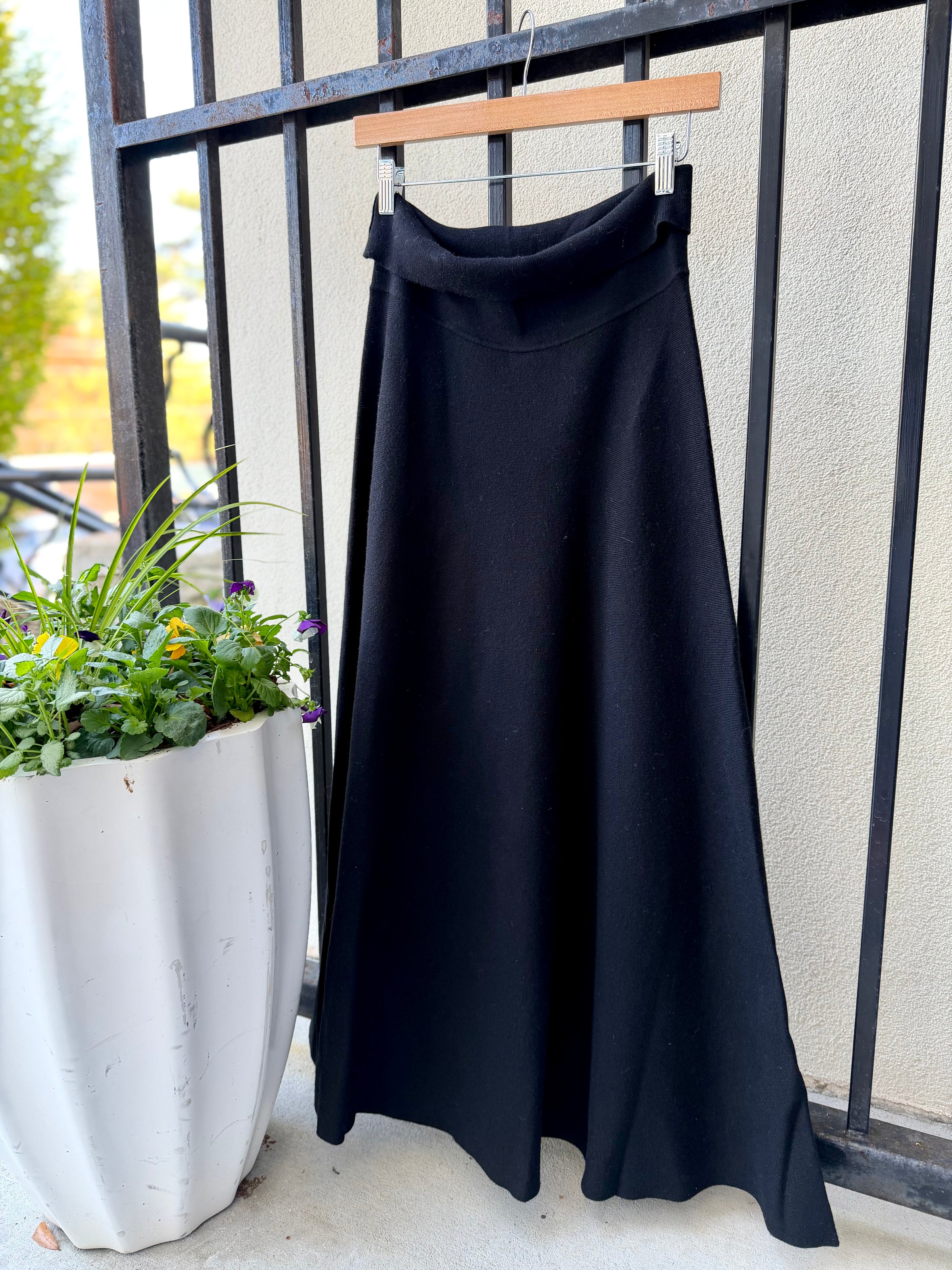 MSK5014-rose-and-crown-knit-midi-skirt-in-black-1