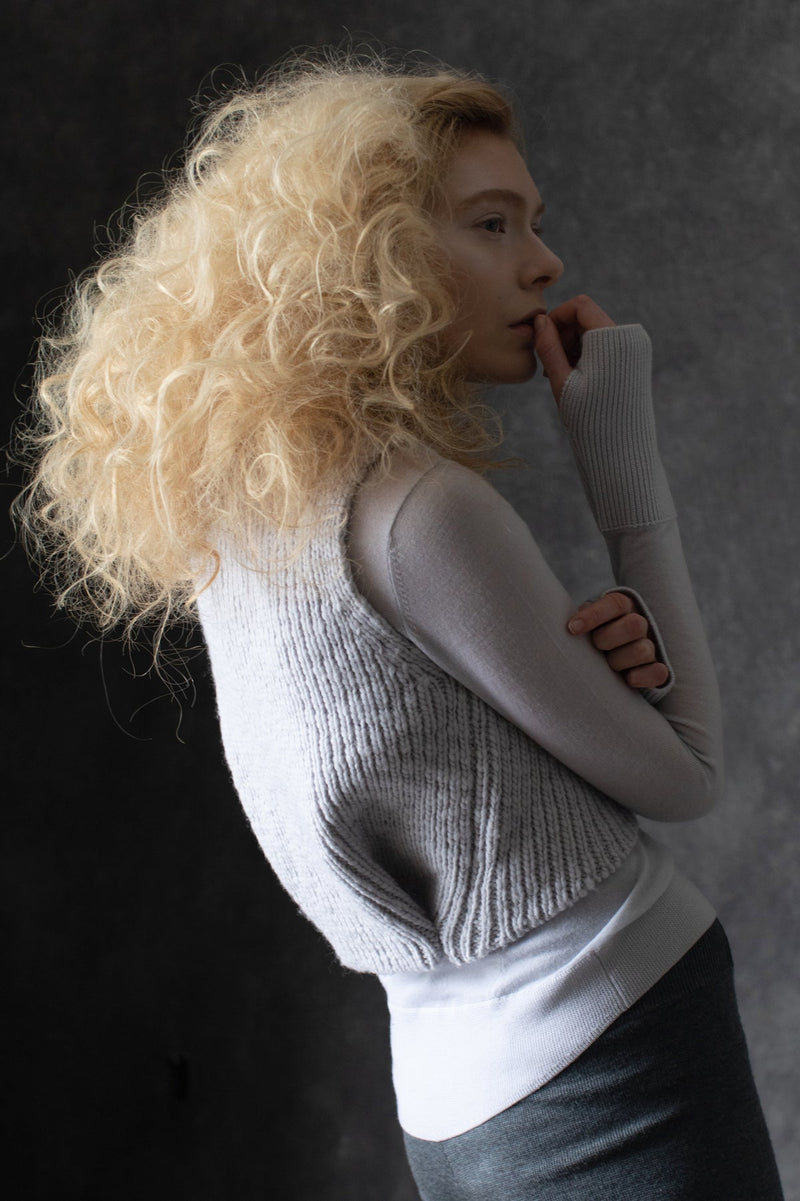 NA23-CW-new-form-perspective-chunky-snap-back-pocket-sweater-vest-in-ice-1