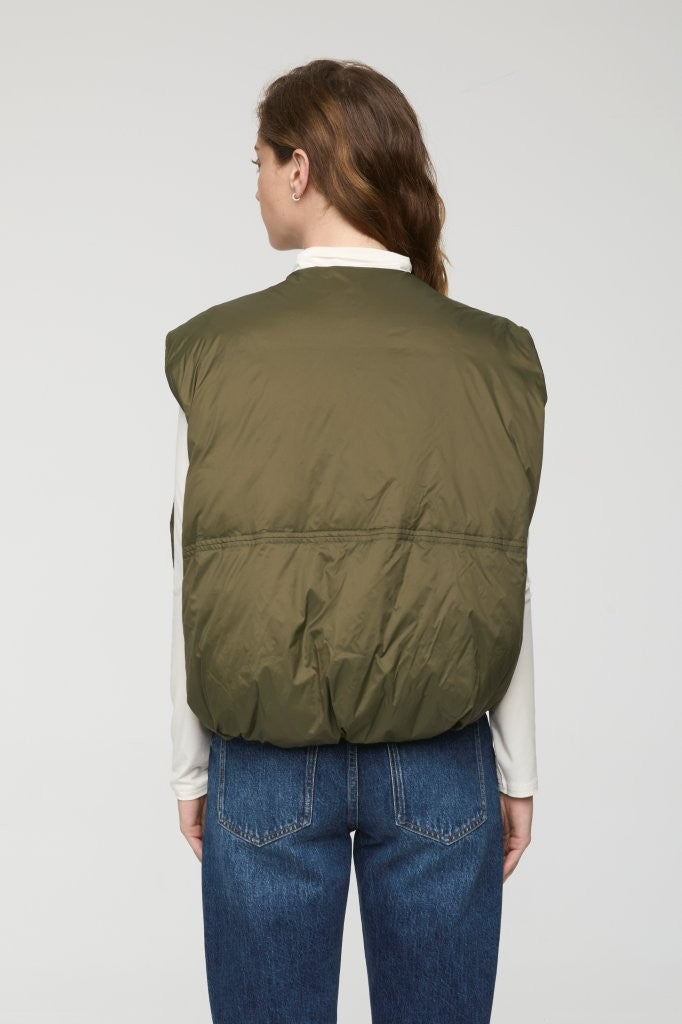 P00091000-N1-Pistola-catarina-puffer-vest-ivy-1