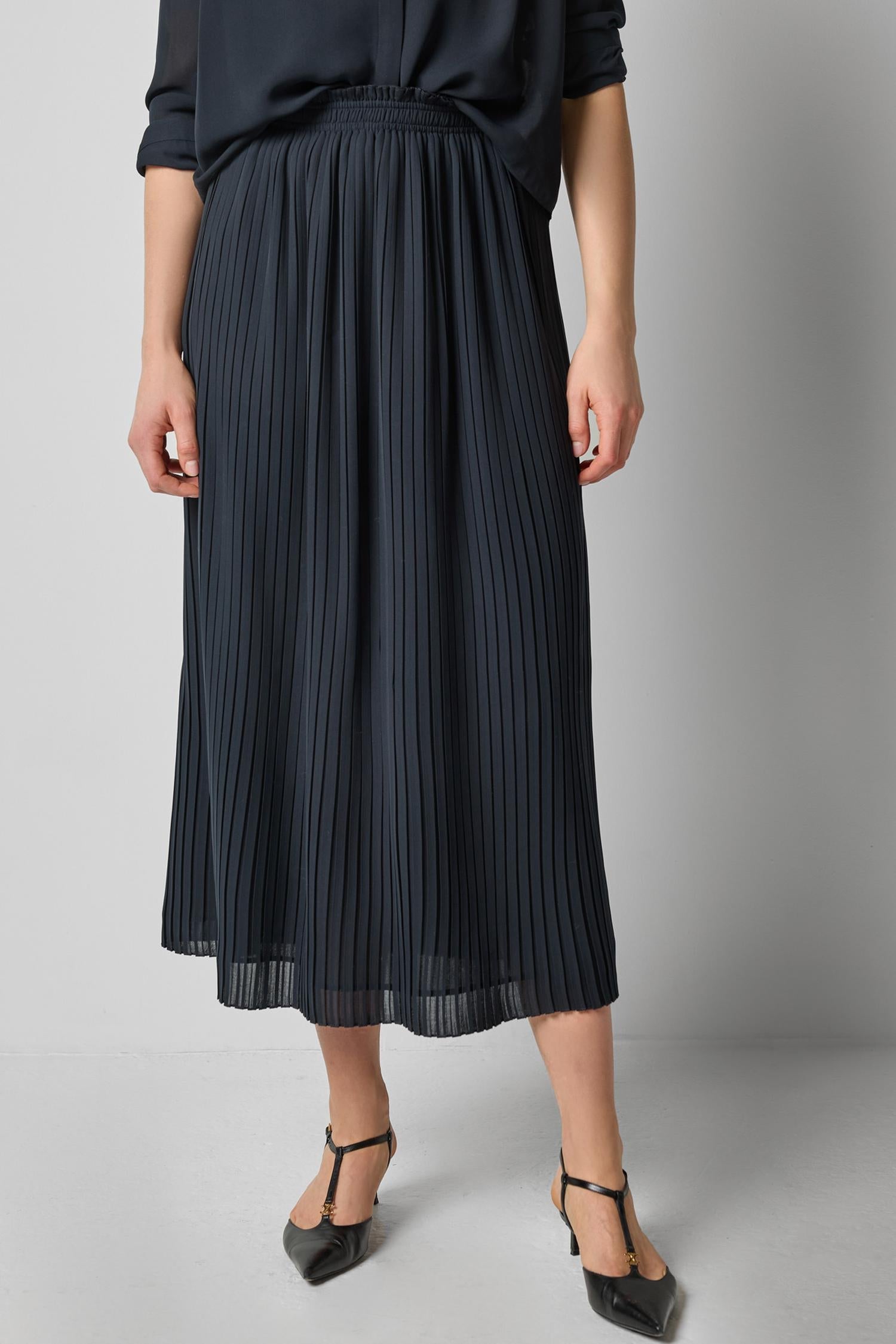 PA3155-lilla-p-leated-maxi-skirt-in-black-1