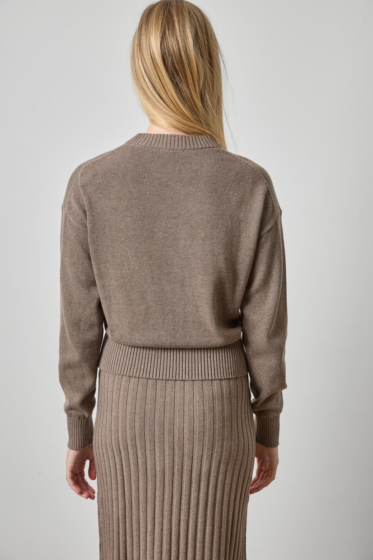 PA3601-Lilla-P-relaxed-crewneck-sweater-mink-1