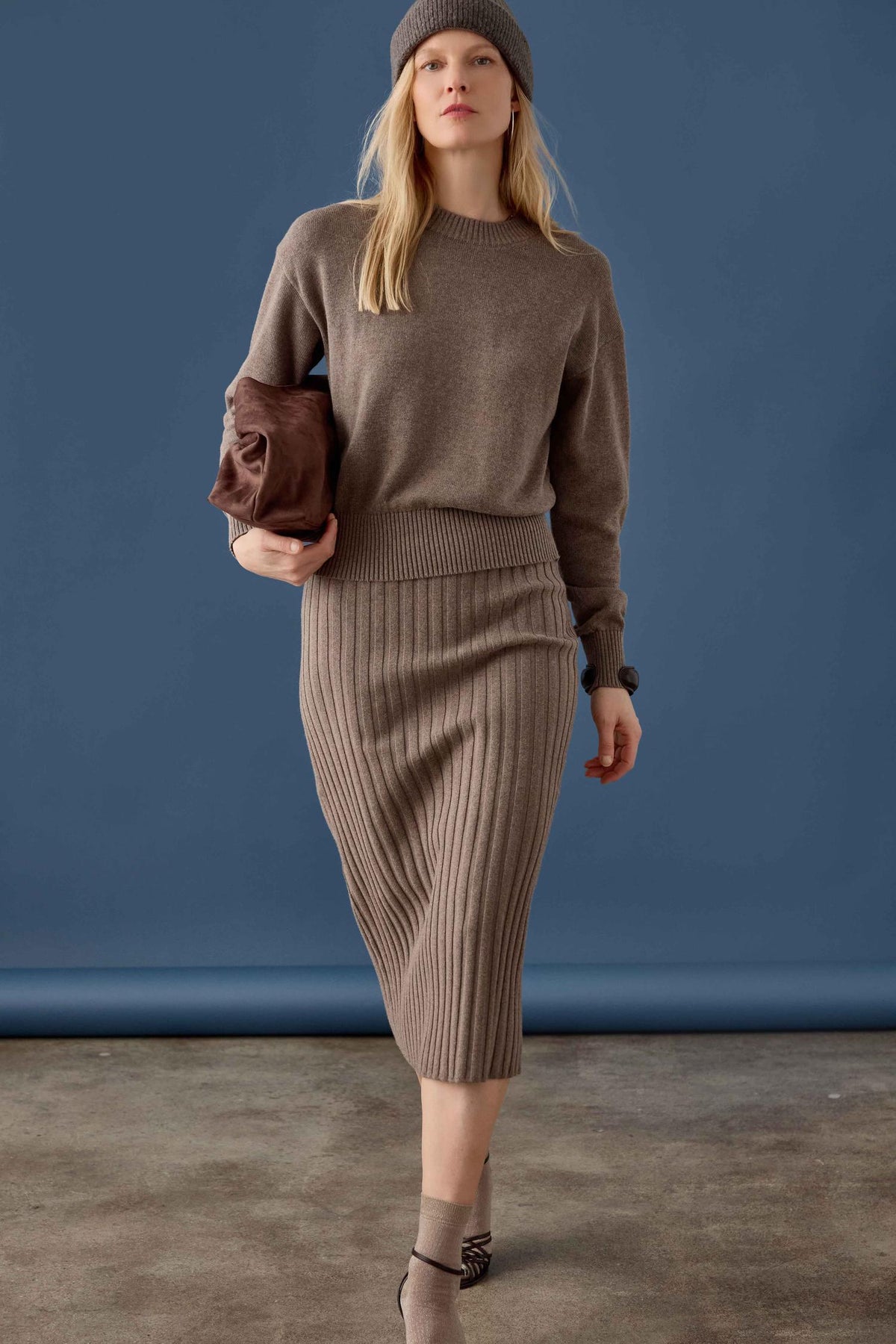 PA3601-Lilla-P-relaxed-crewneck-sweater-mink-1