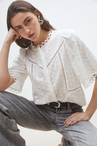 S26C07272-suncoo-paris-leyla-top-in-blanc-casse-1