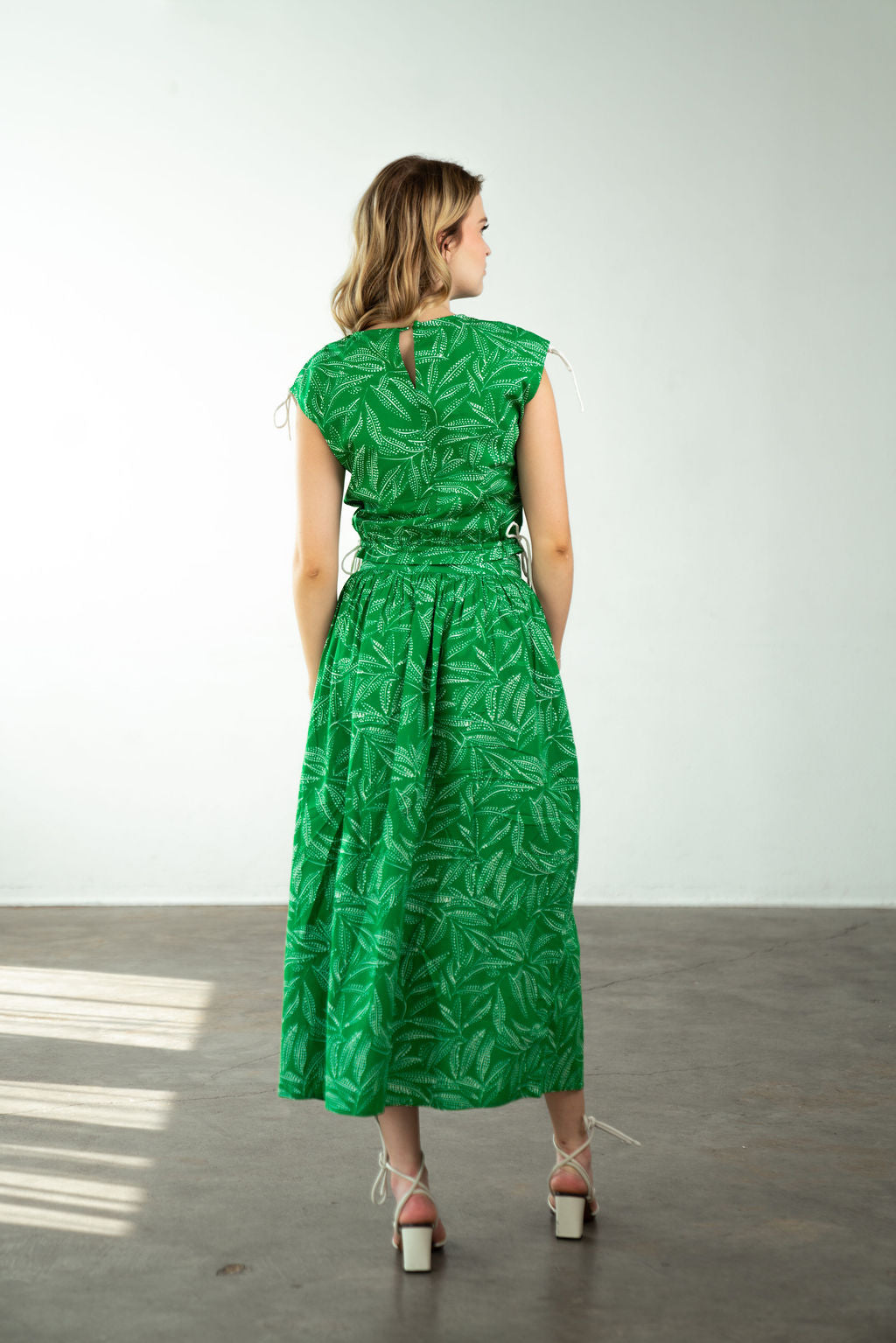 SS25-629-never-a-wallflower-cinch-waist-top-in-kelly-leaf-1