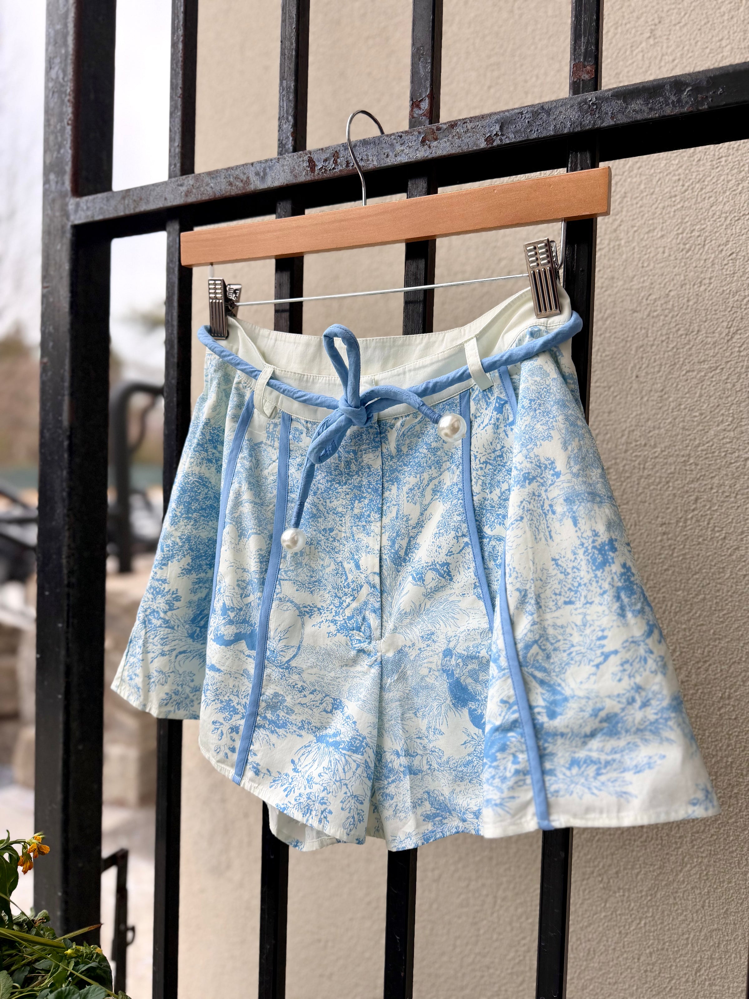 SS26-008-never-a-wallflower-grasse-piped-shorts-in-blue-toile-1