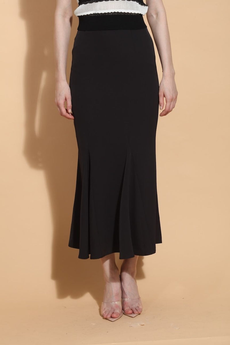 SS26SK507-jessie-liu-trumpet-skirt-in-black-1