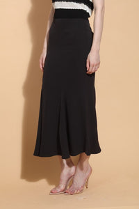 SS26SK507-jessie-liu-trumpet-skirt-in-black-1