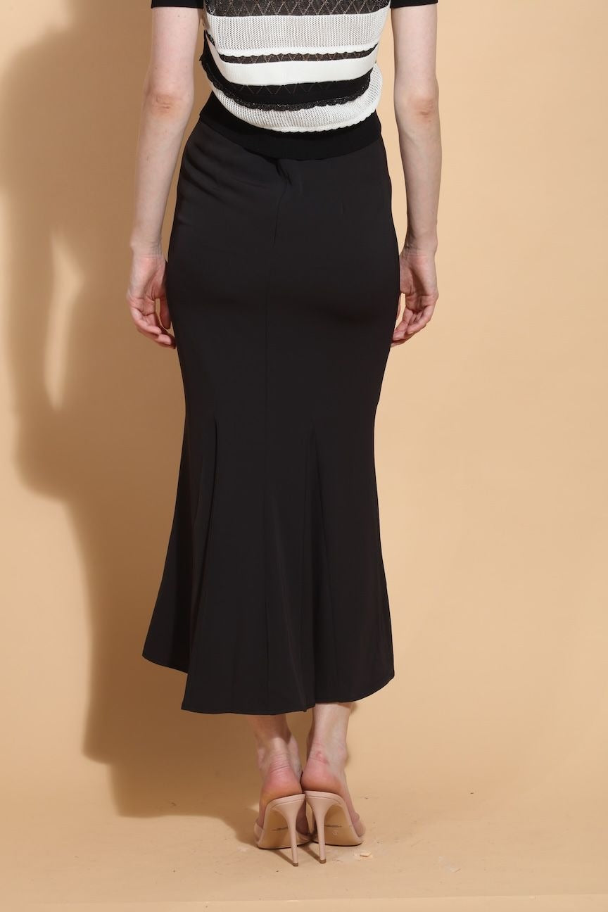SS26SK507-jessie-liu-trumpet-skirt-in-black-1