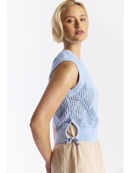 SS26_W-087-brodie-cashmere-tie-detail-diamond-sweater-vest-in-sky-1