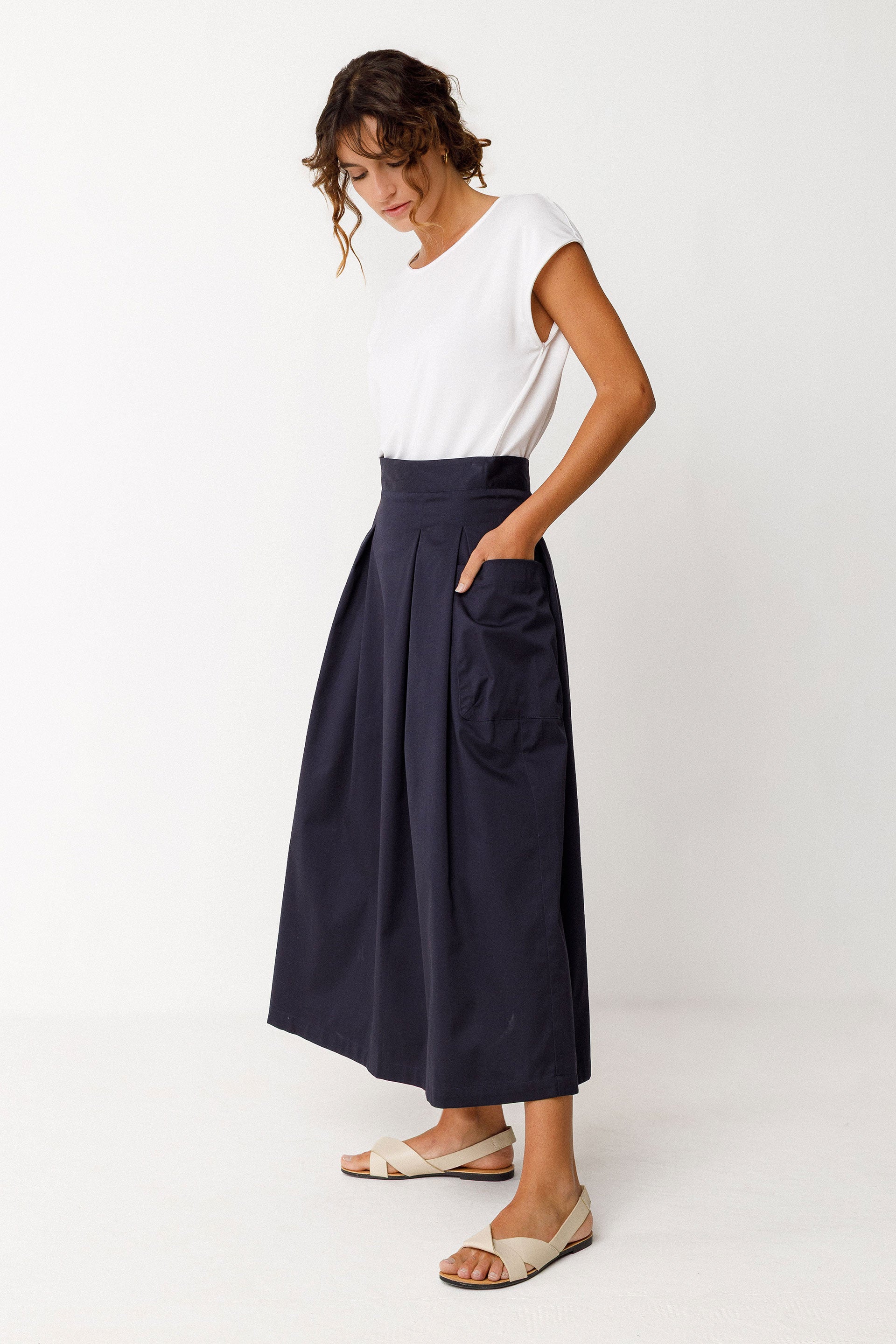 SSK00676-0B9-skfk-irama-skirt-in-navy-1