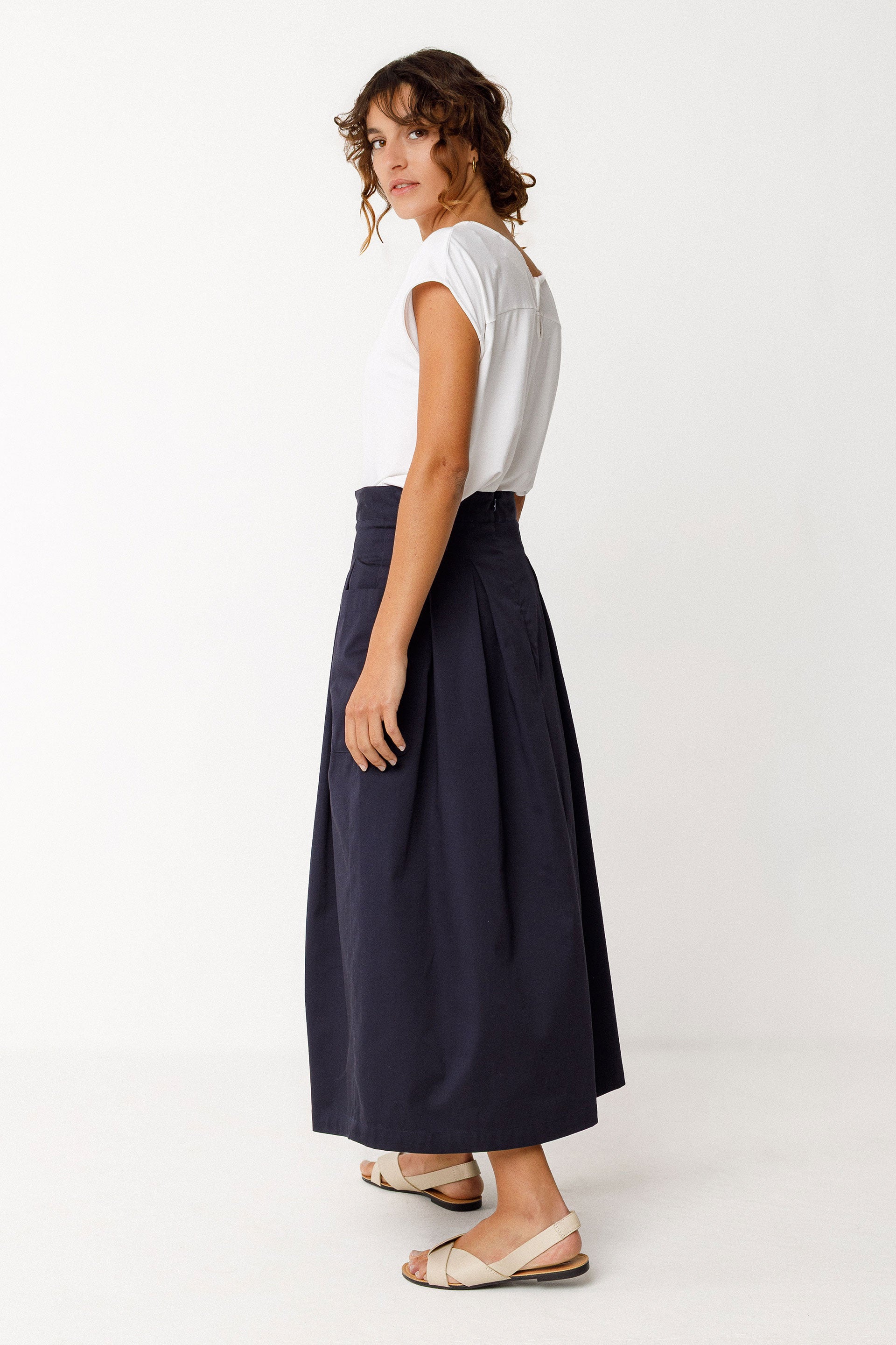 SSK00676-0B9-skfk-irama-skirt-in-navy-1
