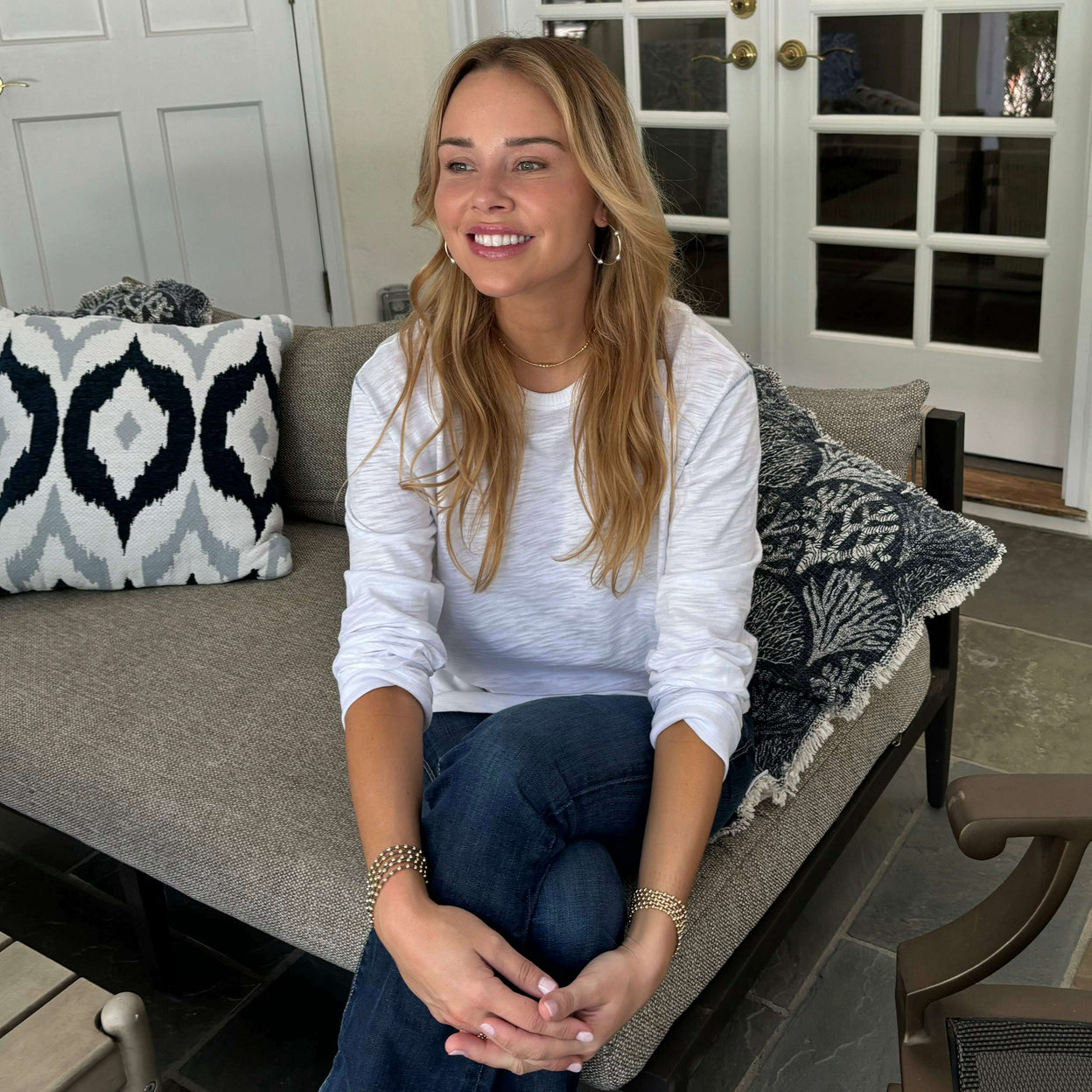 TL-RIVSLUB-erin-gray-riviera-slub-tee-in-white-with-blue-stitch-3