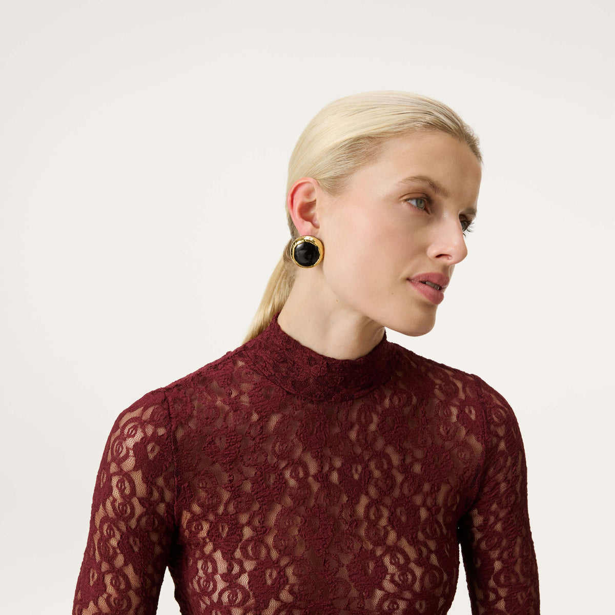 VB2624BLA-vanessa-baroni-vintage-round-earring-in-black-1