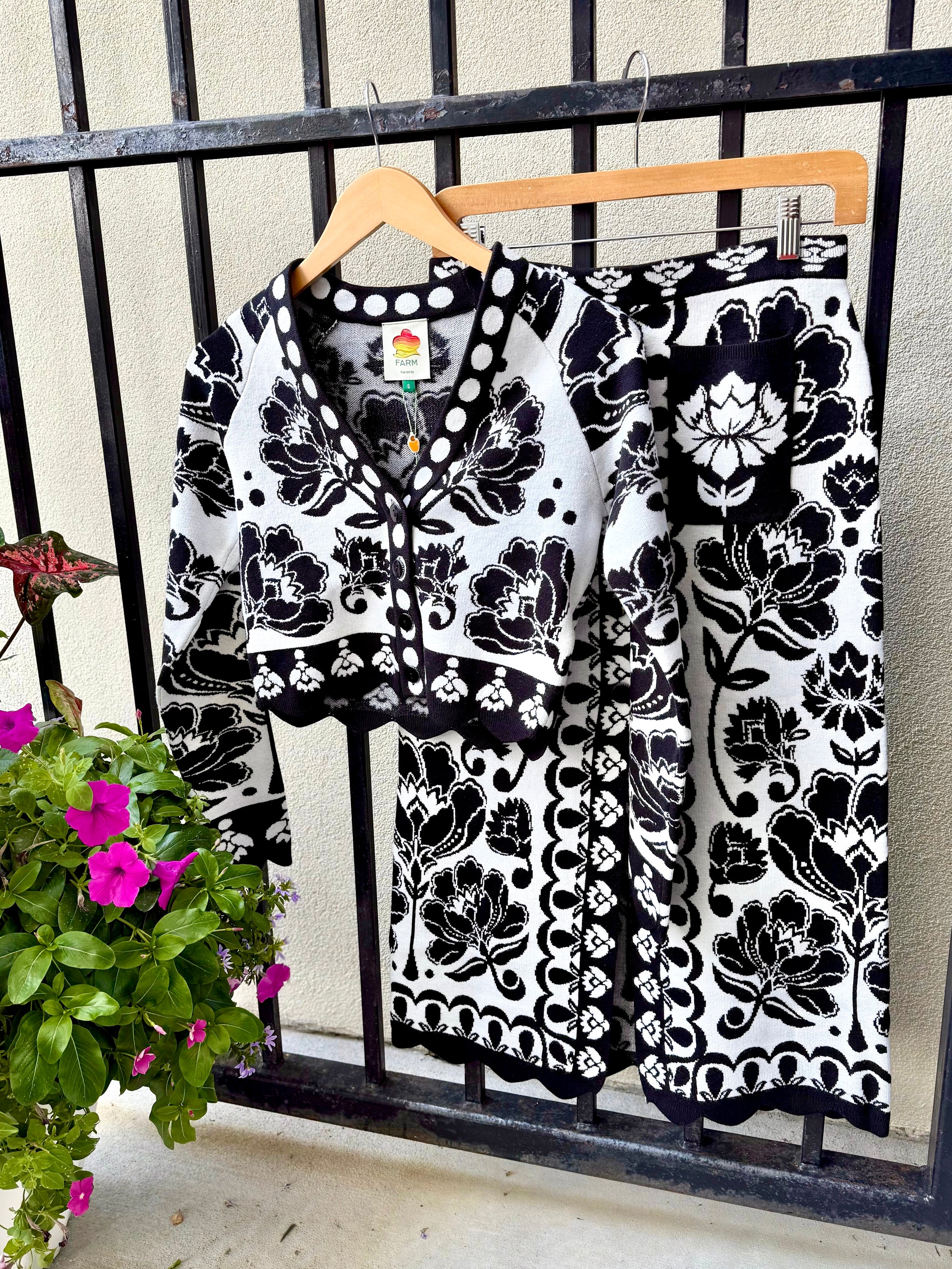 farm-rio-black-white-floral-arabesque-knit-skirt-top-339912-340042-2