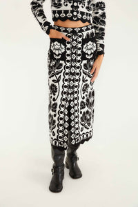 farm-rio-black-white-floral-arabesque-knit-skirt_339912_1