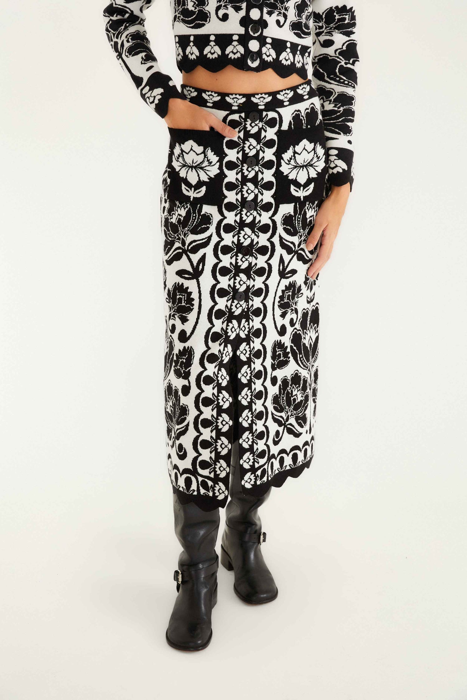 farm-rio-black-white-floral-arabesque-knit-skirt_339912_1
