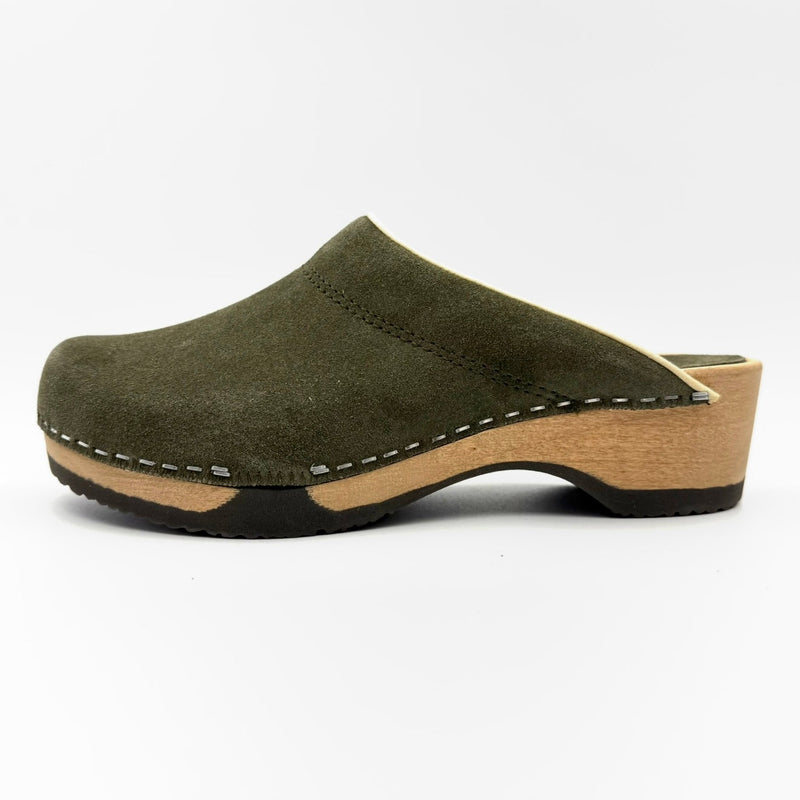 kunsten-embla-clog-in-hunter-green-suede-1