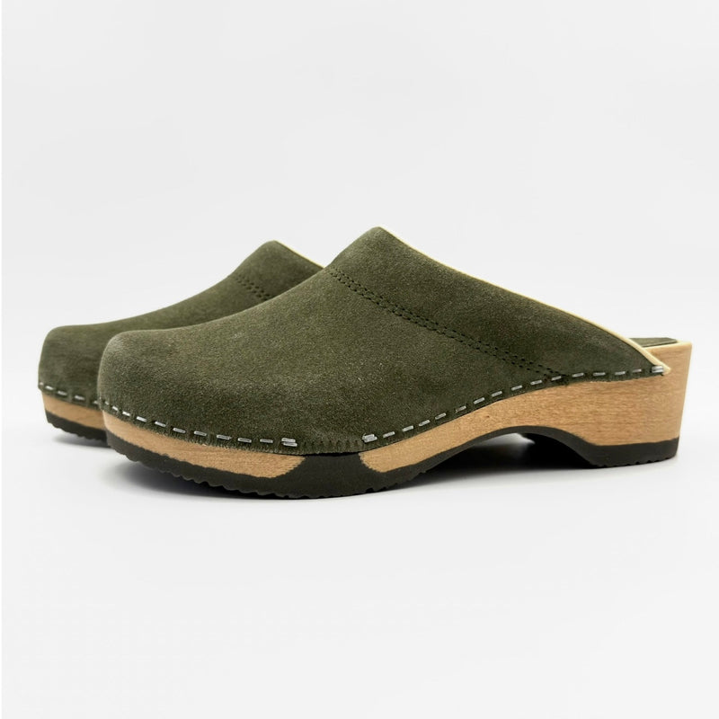 kunsten-embla-clog-in-hunter-green-suede-1
