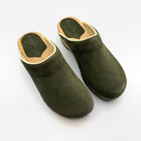 kunsten-embla-clog-in-hunter-green-suede-1