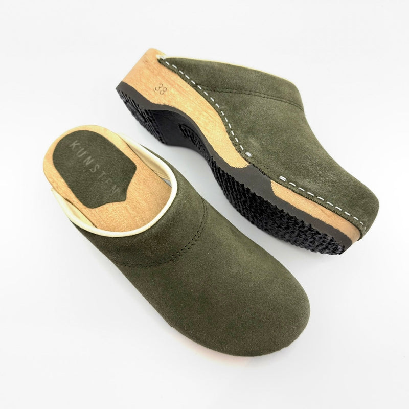 kunsten-embla-clog-in-hunter-green-suede-1