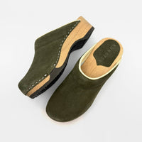 kunsten-embla-clog-in-hunter-green-suede-1