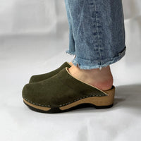 kunsten-embla-clog-in-hunter-green-suede-1