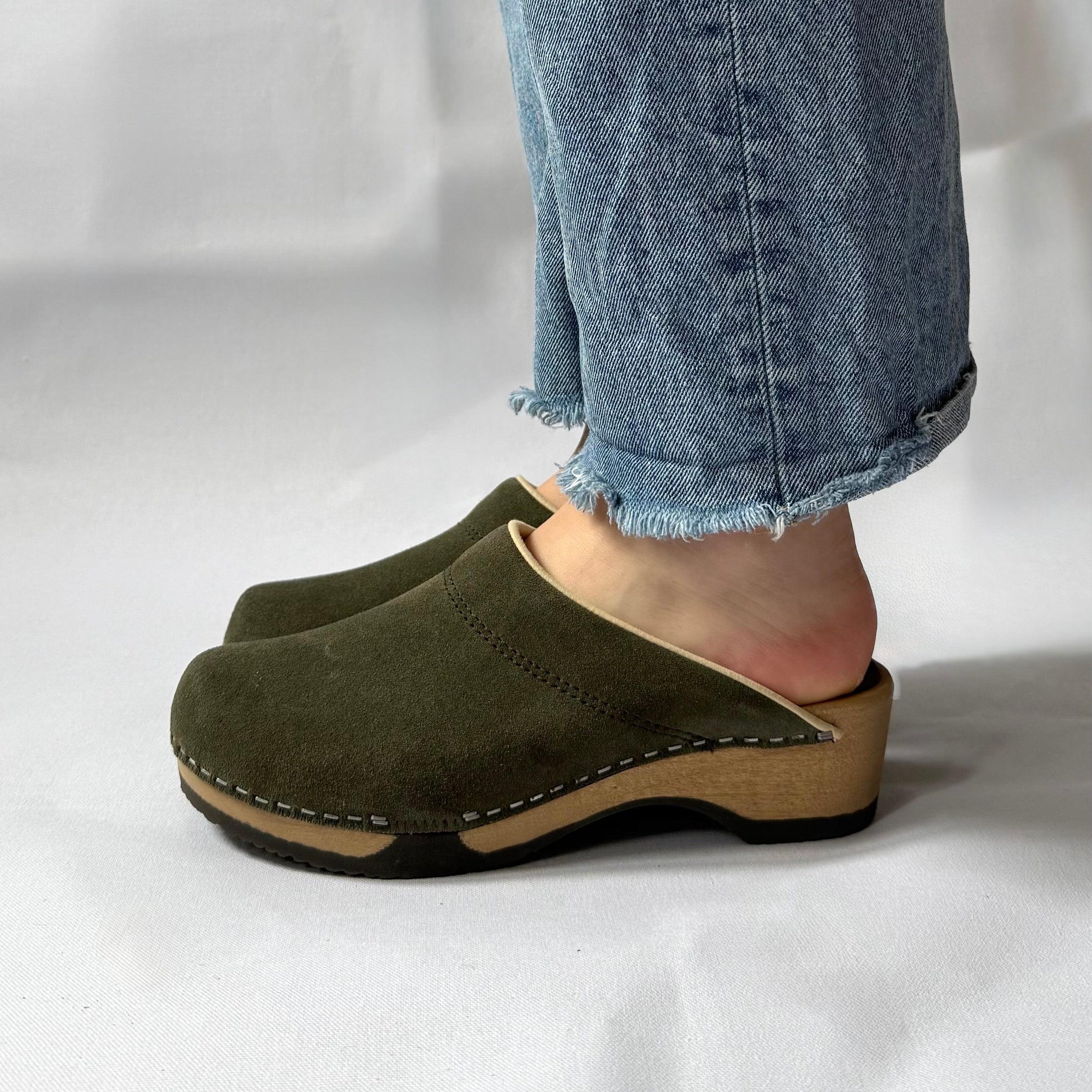 kunsten-embla-clog-in-hunter-green-suede-1