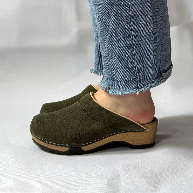 kunsten-embla-clog-in-hunter-green-suede-1