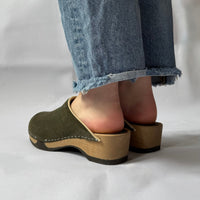 kunsten-embla-clog-in-hunter-green-suede-1
