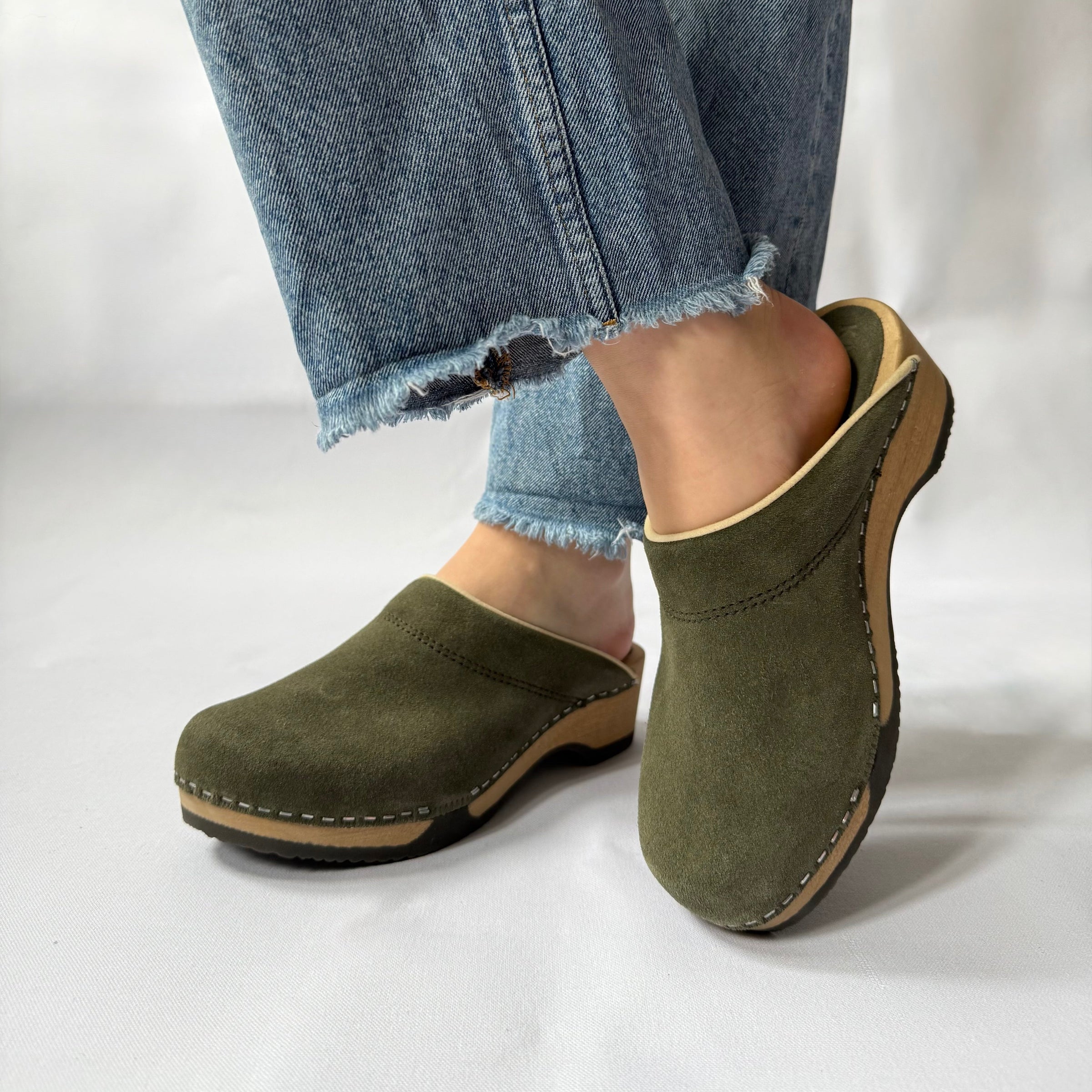 kunsten-embla-clog-in-hunter-green-suede-1