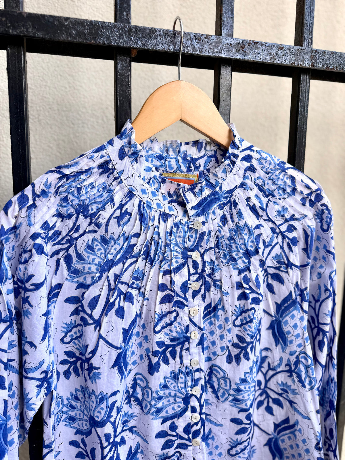 la-plage-goodwin-top-in-floral-vine-white-blue-1