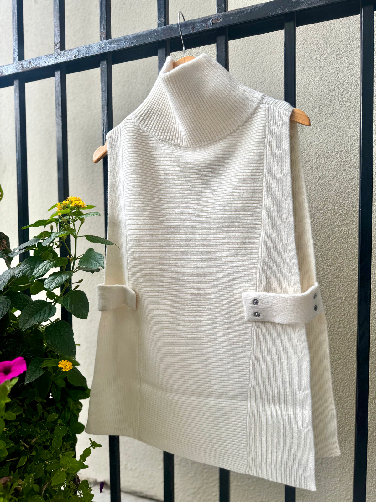 n94-cw-new-form-perspective-side-strap-reversible-sweater-vest-in-winter-white-1
