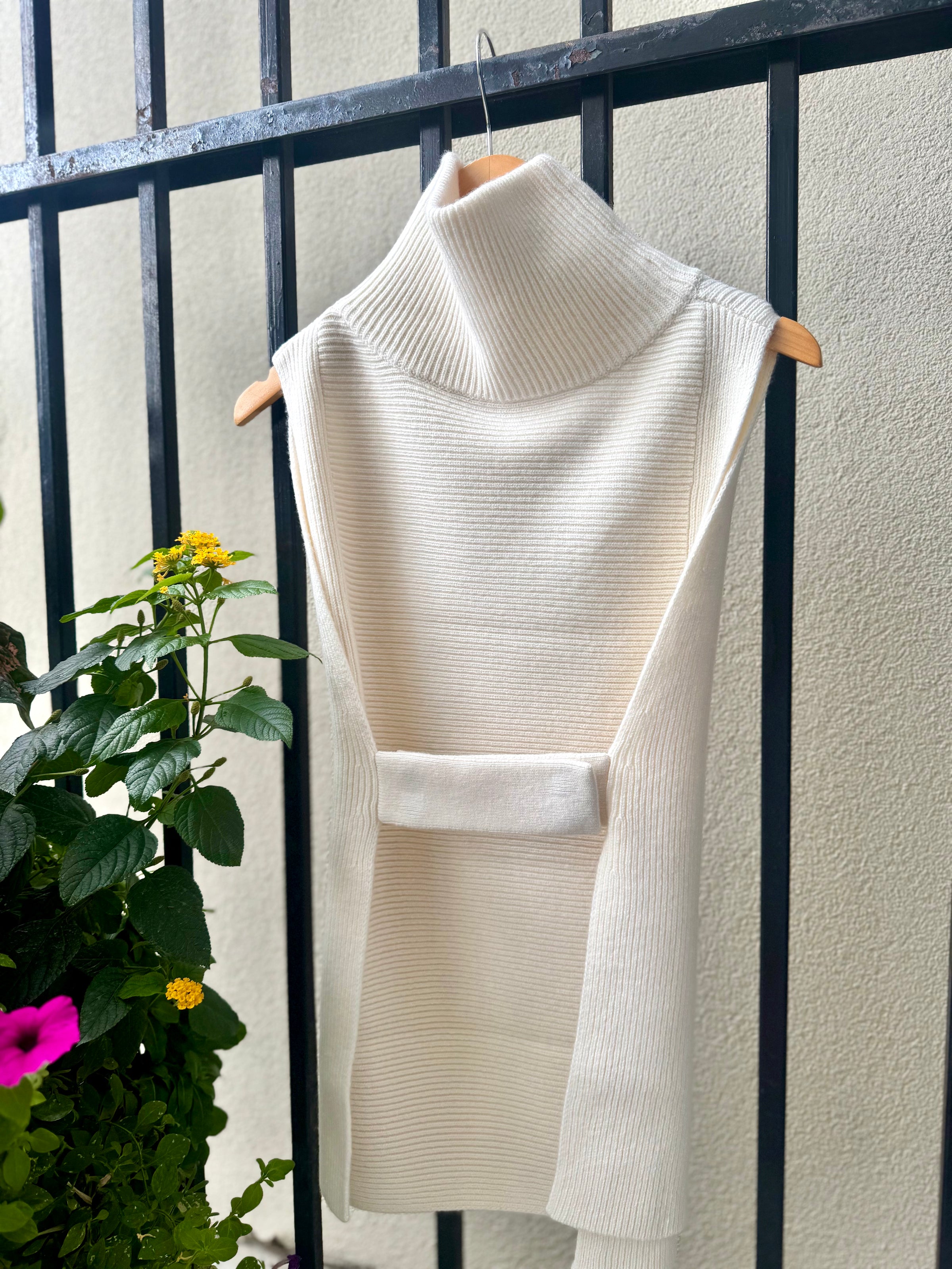 n94-cw-new-form-perspective-side-strap-reversible-sweater-vest-in-winter-white-1